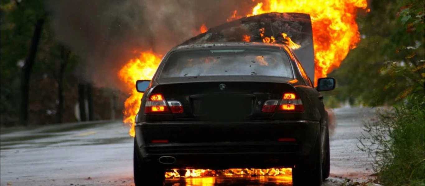 Δείτε εικόνες από το αυτοκίνητο που πήρε φωτιά εν κινήσει στην Εθνική οδό (βίντεο-φωτο)